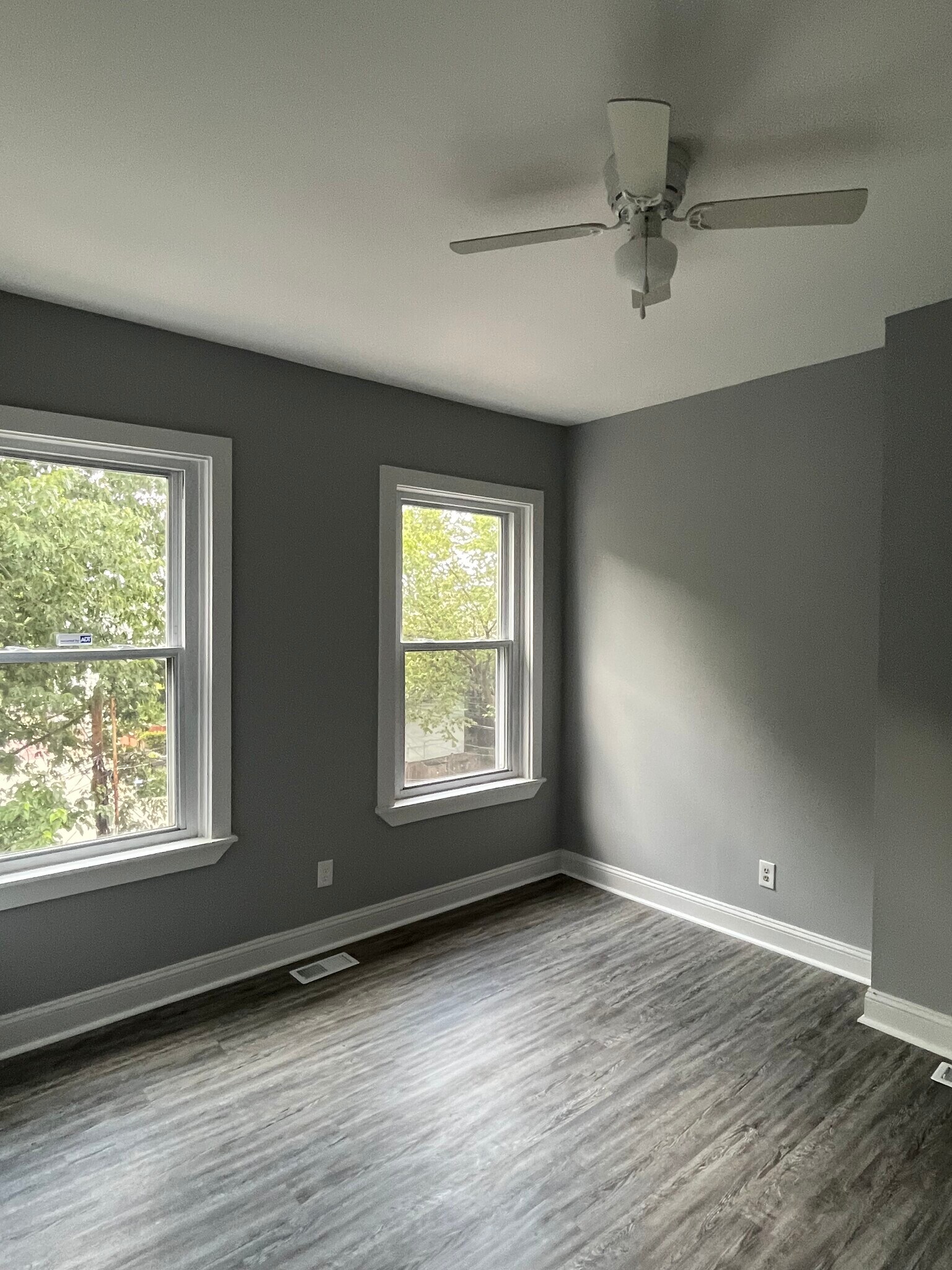 Building Photo - 1006 F St NE