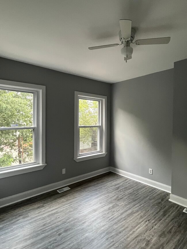 Building Photo - 1006 F St NE