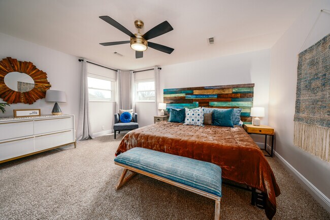 Building Photo - 1605 SE P St