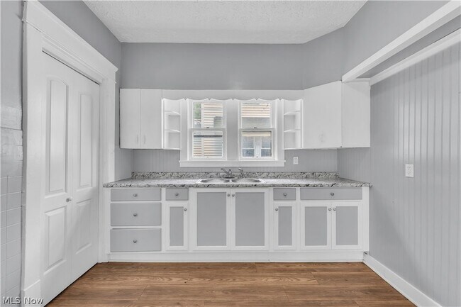 Building Photo - 1174 La Croix Ave