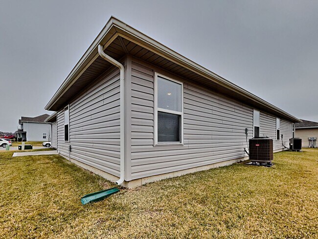 Building Photo - Coming Soon! 3 BR/2BA | Newly Renovated Single Family Home | 1-Car Garage Parking | In Blue Springs!