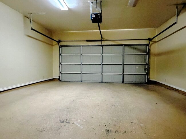 Building Photo - 707 St James Dr
