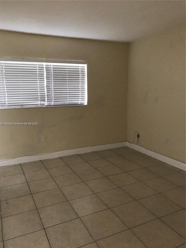 Building Photo - 3905 SW 78th Ct