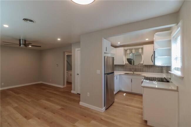 Building Photo - 811 N Pleasant St