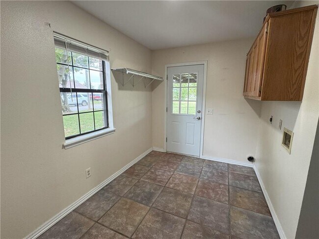 Building Photo - 590 Duckworth St