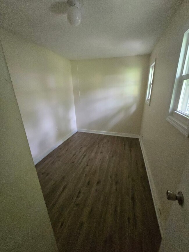 Building Photo - 4BD/1 BA nicely updated home
