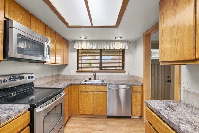 Building Photo - Charming 3 BR, 2 BR Mt. Pleasant Home.