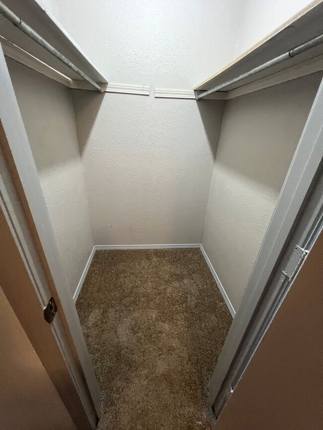 Building Photo - 4 Bed 1.5 Bath House, Total Electric with ...