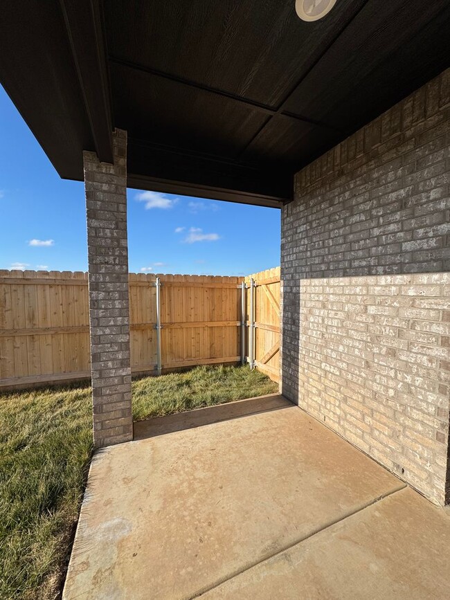 Building Photo - Brand New Construction 4/2/2 Located in Gl...