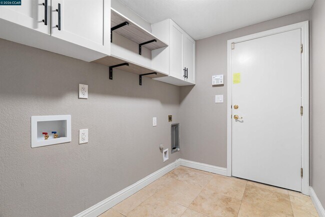 Building Photo - 313 Deepcreek Ct