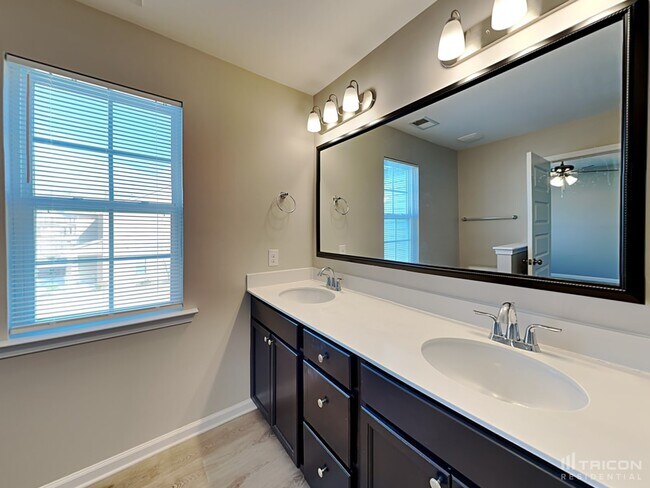 Building Photo - 469 Eastfair Dr