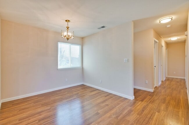 Building Photo - 1425 Sunshadow Ln