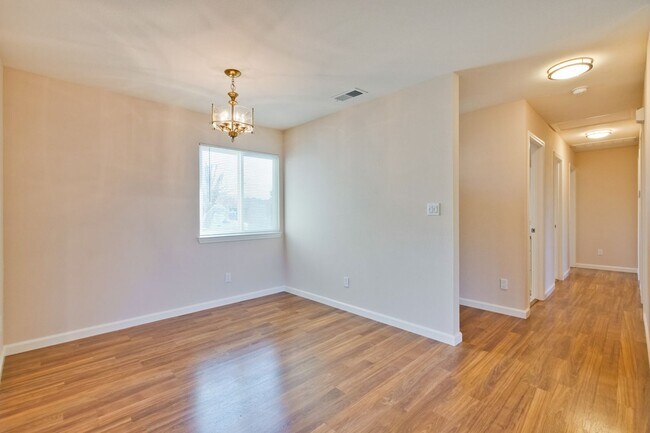 Building Photo - Like New Home. Available Soon!