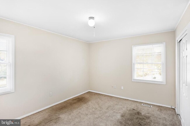Building Photo - 15 Gallant Ln