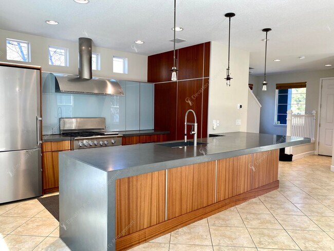 Building Photo - Charming and unique 2 BR in an upscale west Bend neighborhood