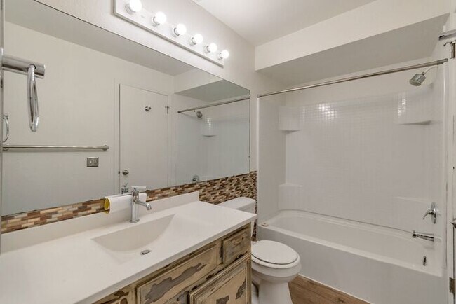 Building Photo - Cozy Midvale Condo - AVAILABLE NOW!