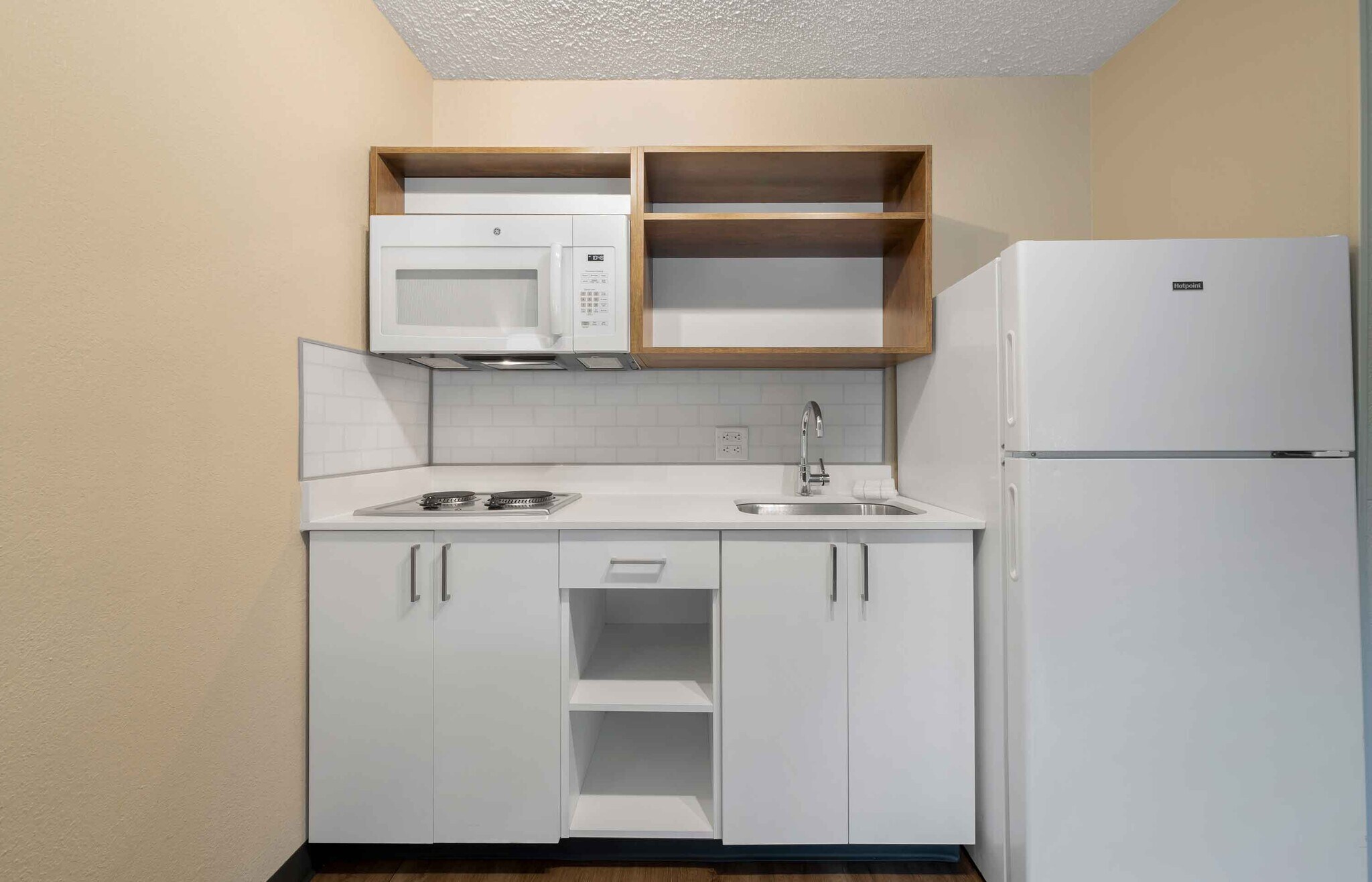 Building Photo - Furnished Studio-Miami - Airport - Miami Springs