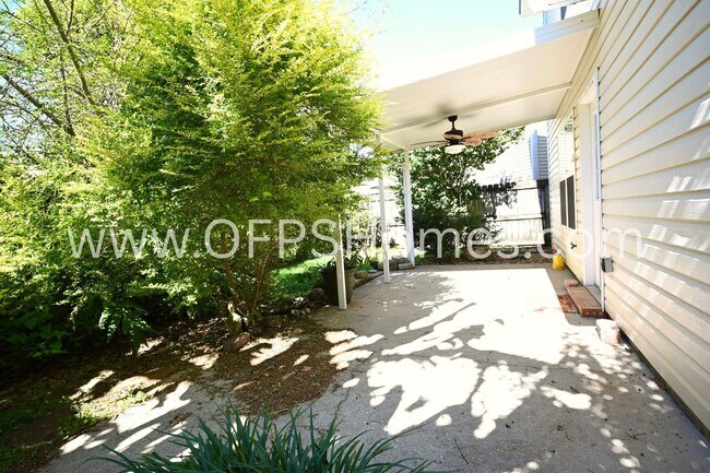 Building Photo - 933 Scenic Oak Ln