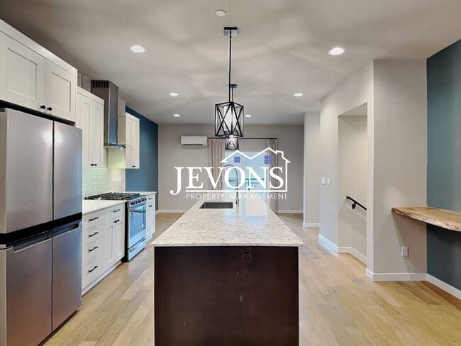 Building Photo - Coming soon! Modern Townhome Living in Prime Issaquah Location