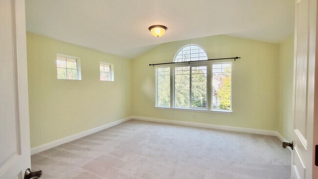 Building Photo - **$1000 OFF FIRST FULL MONTHS RENT**  Gorg...