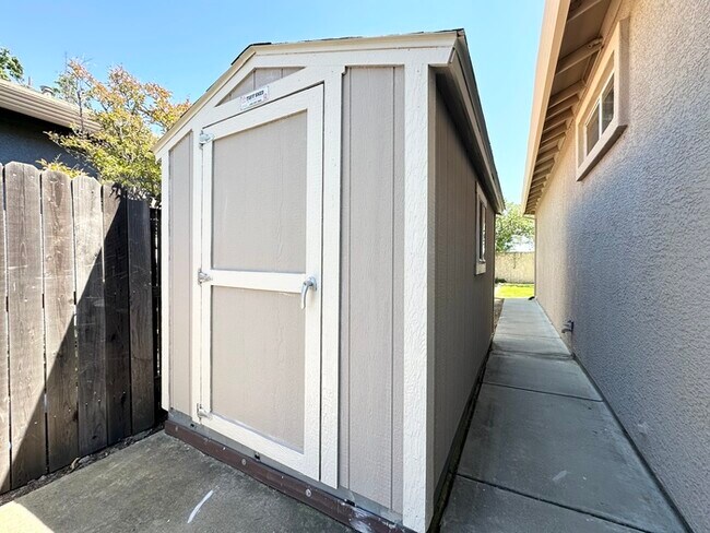 Building Photo - Beautifully Updated 3-Bedroom, 2-Bath Home...