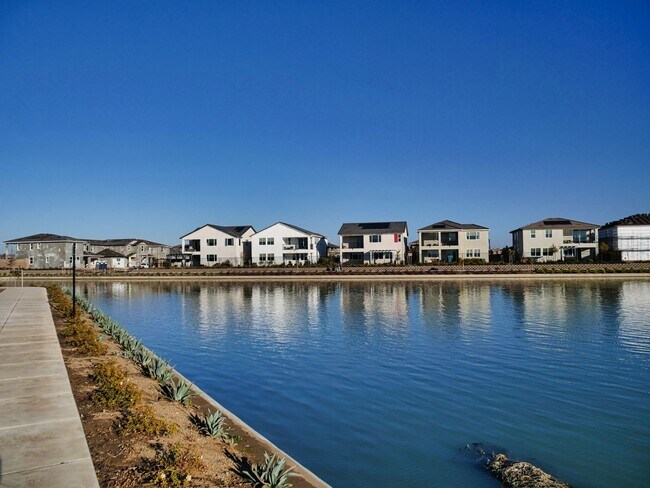 Building Photo - Modern Elegant 4BR 2.5 House in Sacramento