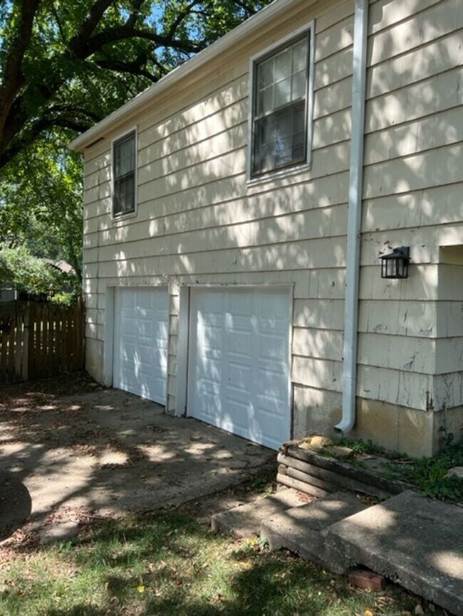 Building Photo - Ready for immediate move-in!