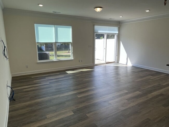 Building Photo - Newer 3 Bed + Loft Townhome in Davis Lake ...