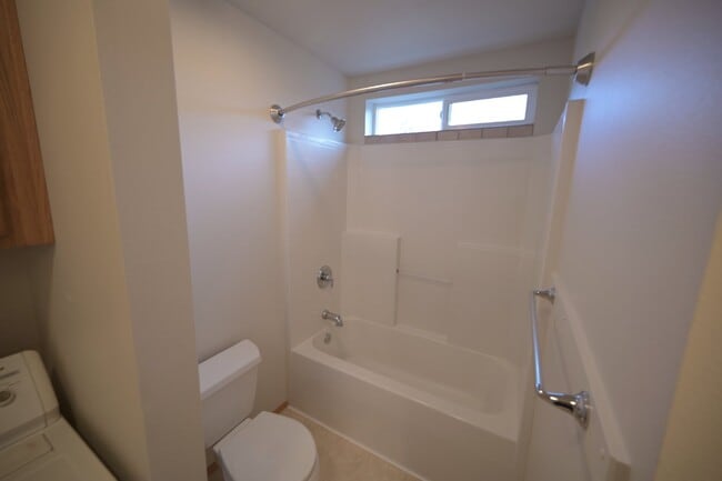 Building Photo - Super clean 2 bed 1 bath apartment in Port...