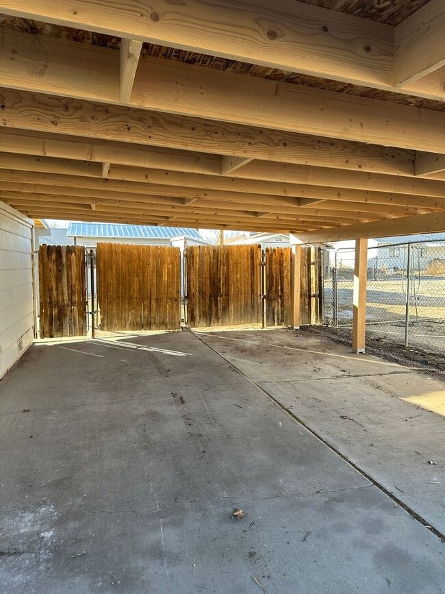 Building Photo - Beautifully Done Home Waiting For You...