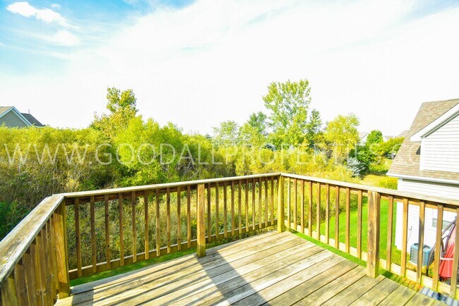 Building Photo - 2 Bedroom, 2.5 bath townhome in Urbandale ...