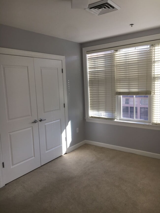 Building Photo - 163 Chestnut Hill Ave