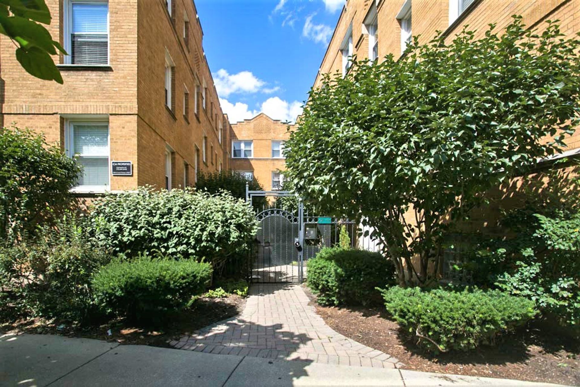 Building Photo - 657 W Roscoe St