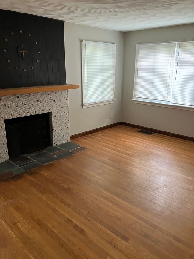 Building Photo - Spacious 5 bed, 2 bath classic brick home