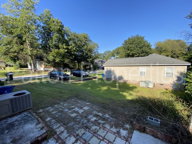 Building Photo - West Columbia Home