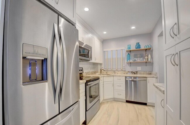 Building Photo - 650 Snug Harbor Dr