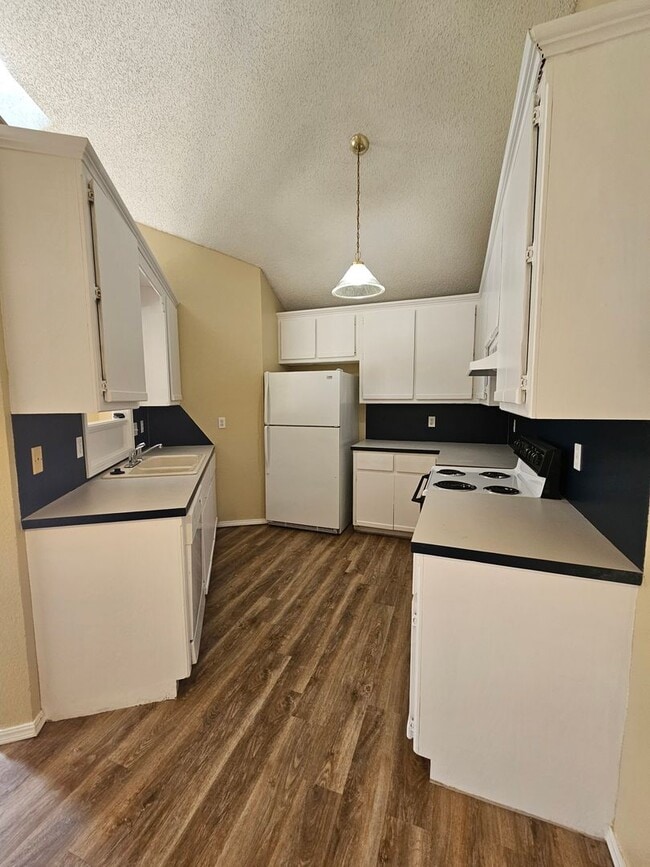 Building Photo - (3) Bed/(2) Bath West Norman Townhome Available NOW!