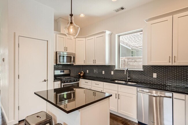 Building Photo - Home for Lease In East Downtown Austin Holly District