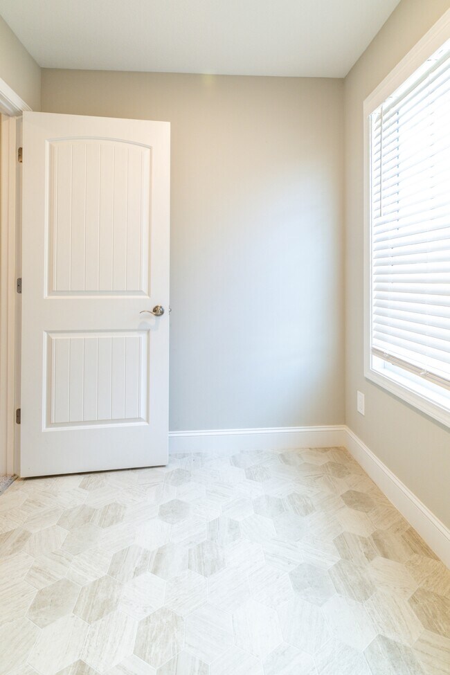 Building Photo - 7703 Honey Oaks Rd