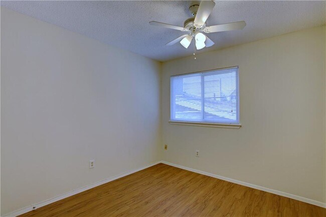 Building Photo - 816 W N Loop Blvd