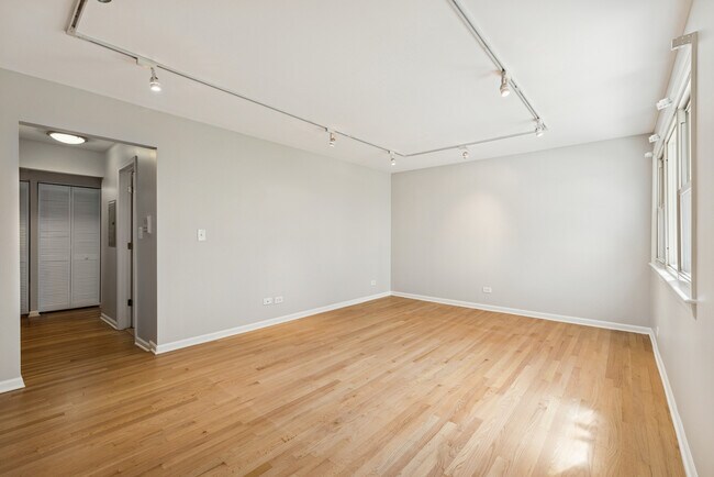 Building Photo - 1540 W Chase Ave