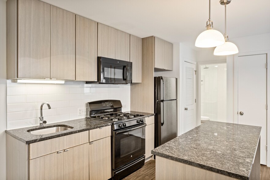 Primary Photo - 5410 N Winthrop Ave