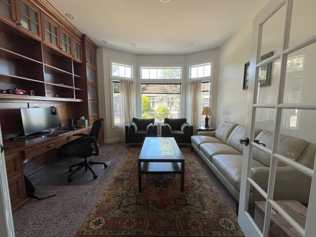 Building Photo - Elegant 4-Bedroom Luxury Home with Panoram...