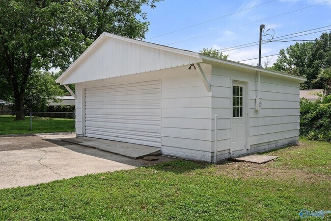 Building Photo - 117 Bates St