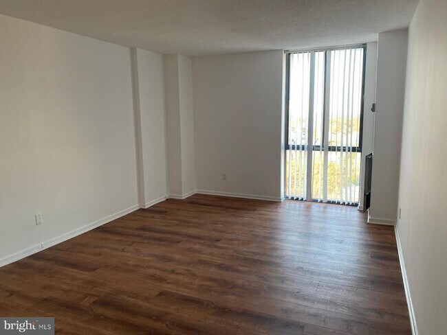 Building Photo - 2311 Pimmit Dr