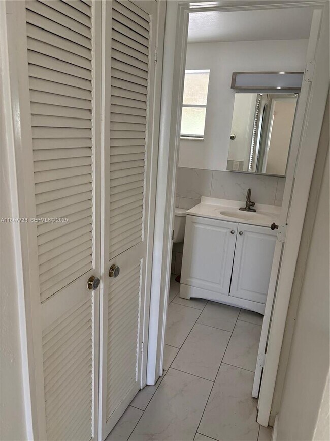 Building Photo - 1301 N 12th Ct