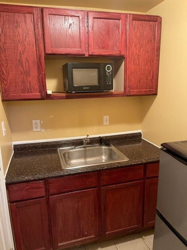 Building Photo - Well maintained 2 BR 2 BA 3 level townhome...
