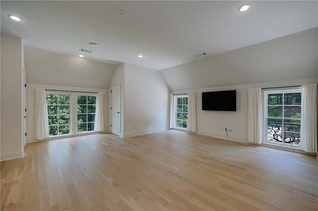 Building Photo - 3570 Knollwood Dr NW