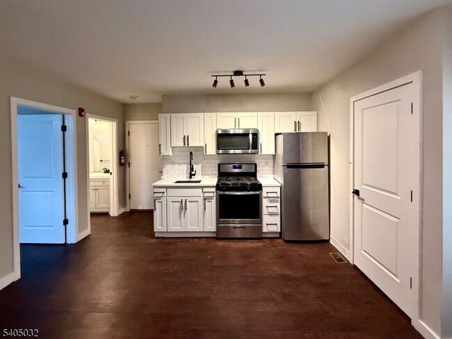 Building Photo - 196 Spring St