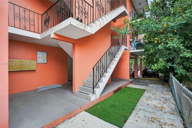 Building Photo - 458 SW 9th St